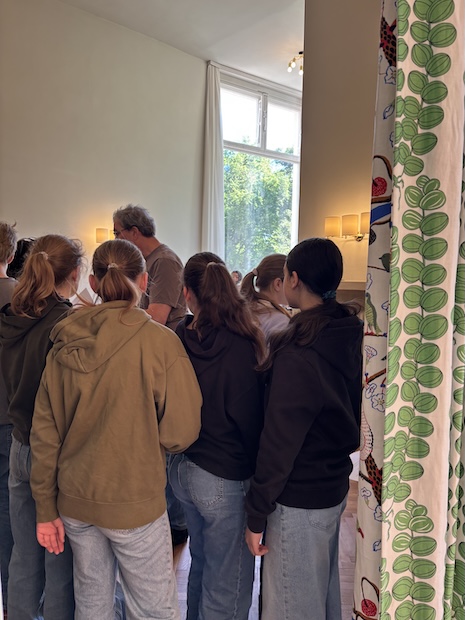 Schüler:innen in der Villa Beer