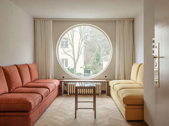 Teesalon mit rundem Fenster, 2026