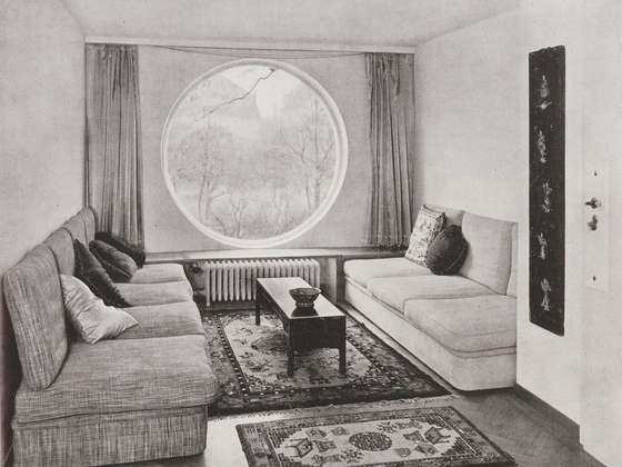 Teesalon mit rundem Fenster, 1931
