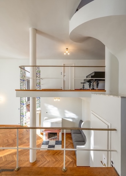 Blick in die Halle und das Musikzimmer