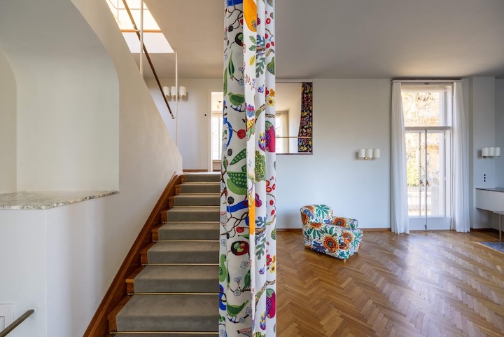 Blick in das Wohnzimmer und zur Treppe in den Zwischenstock