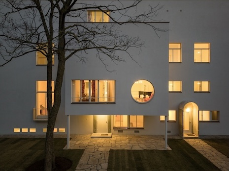 Die Villa Beer am Abend erleben.
