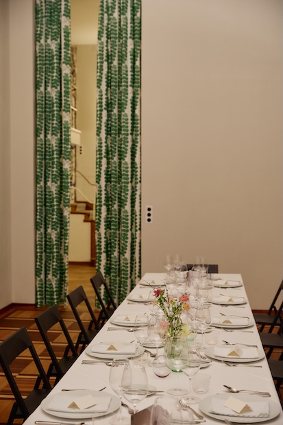 Ihr Dinner wird im Speisezimmer an einer eleganten Tafel serviert.