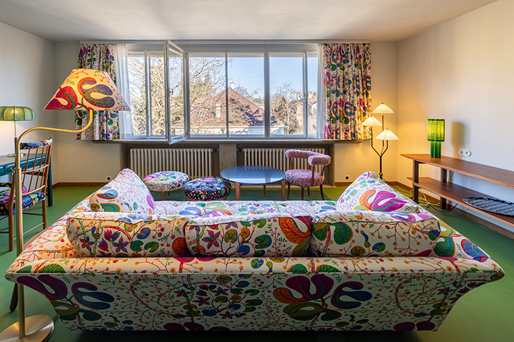 Besonderer Blickfang ist die großzügige, von Josef Frank entworfene Couch.