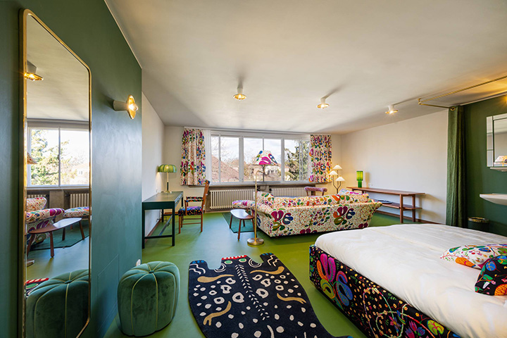 Das Zimmer Teheran besticht durch seine kräftigen Farben und einen ganz besonderen Ausblick: Als einziges Zimmer verfügt es über ein Fenster auf dieser Seite des Hauses.