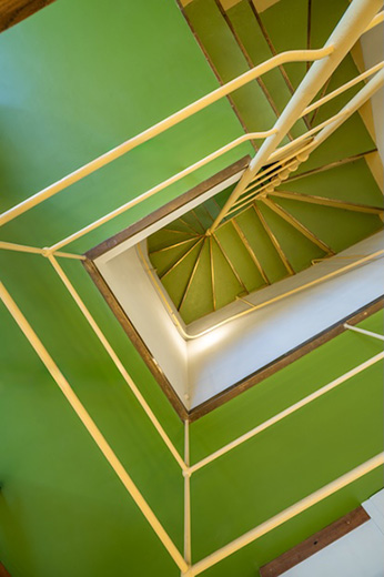 Die alle Stockwerke verbindende Servicestiege als architektonisches Merkmal.