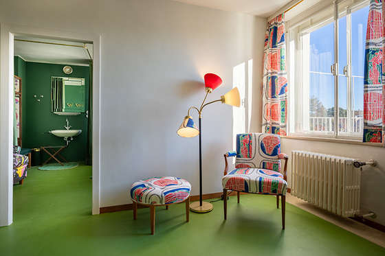 Der Vorraum zu den Gästezimmern überrascht mit einem von Josef Frank entworfenen Sitzensemble, bezogen mit seinem Stoffentwurf „Manhattan“.