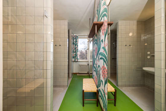 Auch das Badezimmer ist mit einem Stoffentwurf von Josef Frank ausgestattet – dem Muster 