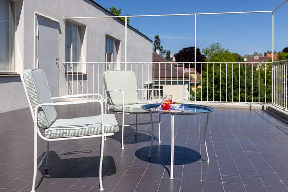 o	Auf der Sonnenbadterrasse eröffnet sich ein besonderer Blick auf die Villa Beer und ihren Garten.